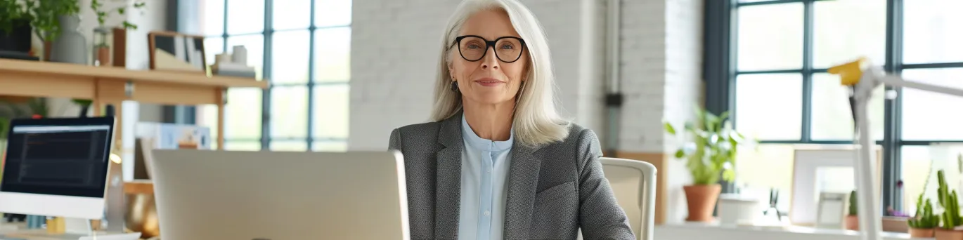Bureau assis-debout ergonomique équipé pour seniors, avec accessoires adaptés et conseils pratiques d’utilisation.