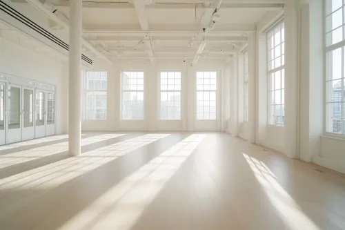 Maximisez la lumière naturelle en ajustant emplacement et taille des fenêtres pour une optimisation efficace.