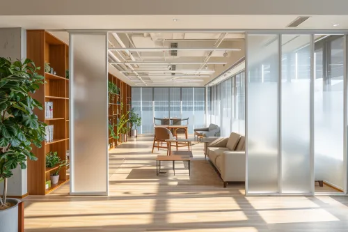 Cloisons intérieures permettant une diffusion optimale de la lumière naturelle dans les espaces de vie.