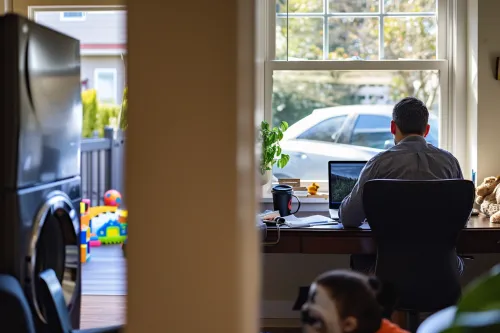 Identifier les principales sources de nuisances sonores et leurs impacts dans un espace de bureau à domicile.